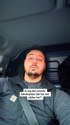 Jeg kan ikke være den eneste… jeg vil bare gerne sove længe engang imellem 😡🪚#tømrer #tømrerlivet #carhartt #arbejdsliv #fyp #lærling #endagsomtømrer #tømrermester #selvstændig #kenderdudet #relatable 
