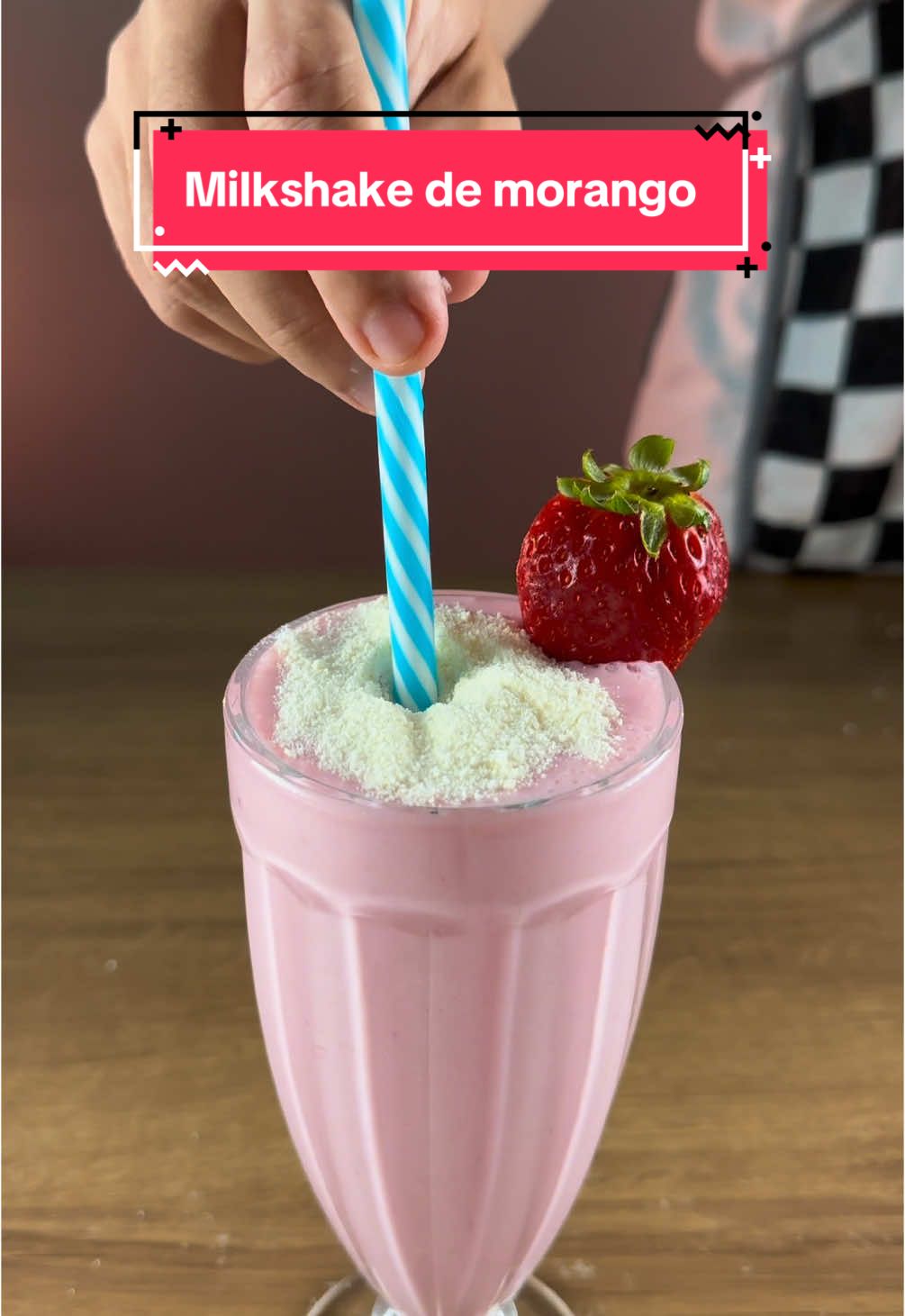 ISSO DAQUI ATÉ UMA CRIANÇA FAZ!!! 😋 #milkshake #receitafacil #receitasimples #receitasfaceis #doces  • • • ⚠️(ingredientes)⚠️ -6 bolas de sorvete de morango -8 und de morango -3 col de leite em pó -100ml de leite