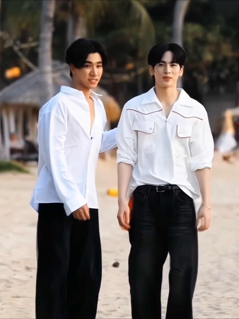 Just walking side by side they look so powerful #perthsanta #perthtanapon #perthppe #santapp #santapongsapak #foryou #fyp #thailand #dontflop 