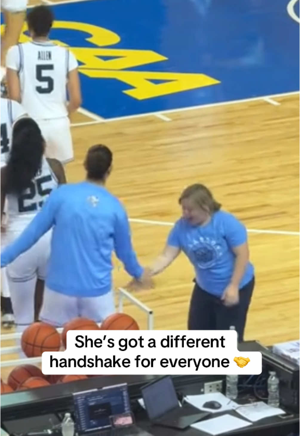 More #handshakes than #LeBronJames 😮‍💨 (via @Kyandreu) #basketball #collegebasketball #hoops