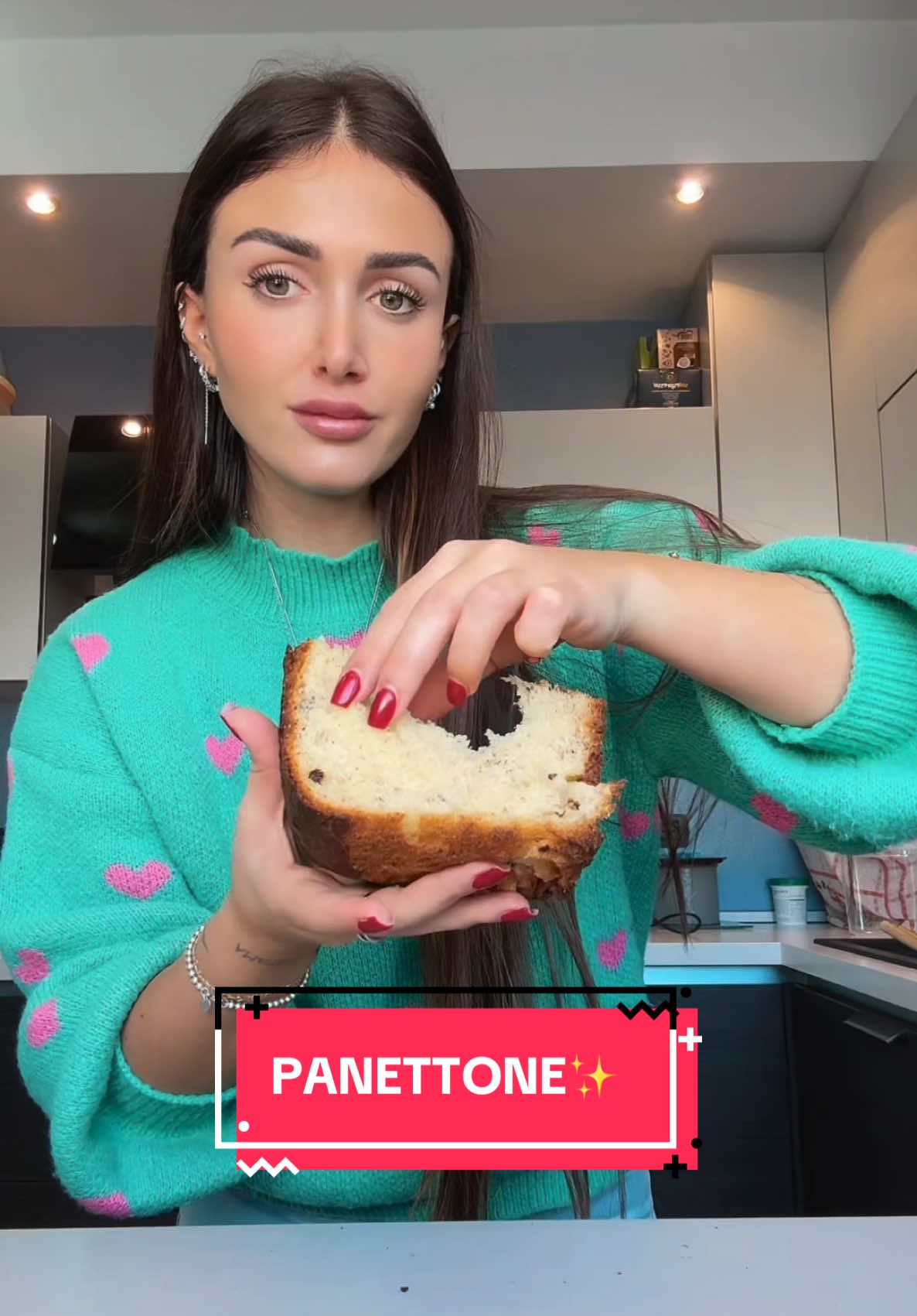 PANETTONE ✨ Ricetta facile e veloce, quindi senza aspettare 3 giorni e facile da replicare😂 ho deciso di scrivere per intero la ricetta per rendere il tutto più chiaro, così avendo scritto il procedimento sotto vi verrà più facile replicarla!  INGREDIENTI: Per la biga: 50 g farina Manitoba (con almeno 350 W) 3 g lievito fresco  5 g zucchero  30 g acqua  Per il mix aromatico: 15 g miele o sciroppo d’agave  Scorza di 1 limone 1 baccello di vaniglia  Per il primo impasto : 135 g farina Manitoba (con almeno 350 W) 4 g lievito di birra fresco  80 g uova  40 g zucchero  50 g burro  Per il secondo impasto: 75 g farina 0 50 g uova  30 g tuorlo  50 g zucchero  50 g burro  + gocce di cioccolato o uvetta e canditi a piacere  PROCEDIMENTO: LA SERA PRIMA PREPARARE: La biga (mescolando insieme gli ingredienti e coprendo con pellicola) Il mix aromatico (mescolando insieme gli ingredienti e coprendo con pellicola)  Mettere entrambi in frigorifero per 12 ore.  LA MATTINA SEGUENTE: Iniziare dal primo impasto: Mettere in planetaria la farina, la biga, il lievito, metà dello zucchero e iniziare ad impastare. Aggiungere le uova a filo e infine la parte restante dello zucchero. Impastare fino a che l’impasto non risulterà incordato e unire il burro poco per volta. Quando sarà ben assorbito coprire con pellicola e lasciare lievitare per 5 ore.  Fare il secondo impasto: Al primo impasto unire il mix aromatico, la farina, metà dello zucchero, le uova + tuorlo poco per volta e fare incordare per bene. Unire infine la parte finale di zucchero e il burro morbido a pezzetti. Fare incordare per bene poi unire il cioccolato o uvetta e canditi. Stendere l’impasto sulla spianatoia e piegare a libro. Pirlare e mettere l’impasto nello stampo. Far crescere fino a quando raggiunge il bordo (circa 7 ore). Cuocere a 170° per 50 minuti. (Dopo 35 minuti coprire con un foglio di stagnola). Sfornare, infilzare con degli spiedini per farlo raffreddare a testa in giù! (Io lo metto dentro una pentola grande così grazie agli spiedini rimarrà in sospensione) ❤️  #panettone 