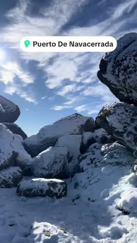 Así esta hoy el Puerto de Navacerrada y la Virgen de las Nieves en Madrid  El alto del Telégrafo (1.975 m) es una de las cumbres que bordean el puerto de Navacerrada. Junto con el Alto de Guarramillas (2.180 m) forma la Estación de esquí de Navacerrada. En la cima hay una escultura de bronce de metro y medio de altura de la Virgen de las Nieves , obra del escultor madrileño, pero segoviano de corazón, José María García Moro, al igual que en el alto de Guarramillas se encuentra otra escultura de la Virgen de las Nieves, ésta con unos esquíes en la espalda. En su cara sur se encuentran varia vías de escaladas, aunque por su cara norte es muy fácil el acceso desde el Puerto de Navacerrada, siguiendo primero la valla que limita la pista de esquí del Telégrafo y más adelante siguiendo la senda que conduce hasta Siete Picos. Mientras que en primavera y verano el ascenso hasta el alto es fácil y agradable, en invierno las condiciones climatológicas pueden ser adversas en forma de ventisca o niebla y dificultar el ascenso hasta esta pequeña cumbre. #nieve#navacerrada #españa🇪🇸 #turismo #puertodenavacerrada #virgendelasnieves #nevada #nieve #montaña #senderismo #senderismodemontaña 