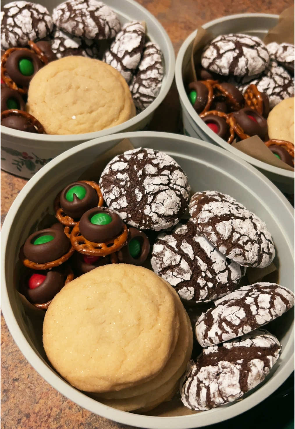 Make christmas treat boxes for my coworkers with me! 🎄✨🎁🍪 #christmas #christmascountdown #christmastiktok #christmasaesthetic #christmasbaking #christmastime #holidays #holidaybaking #christmasgift 