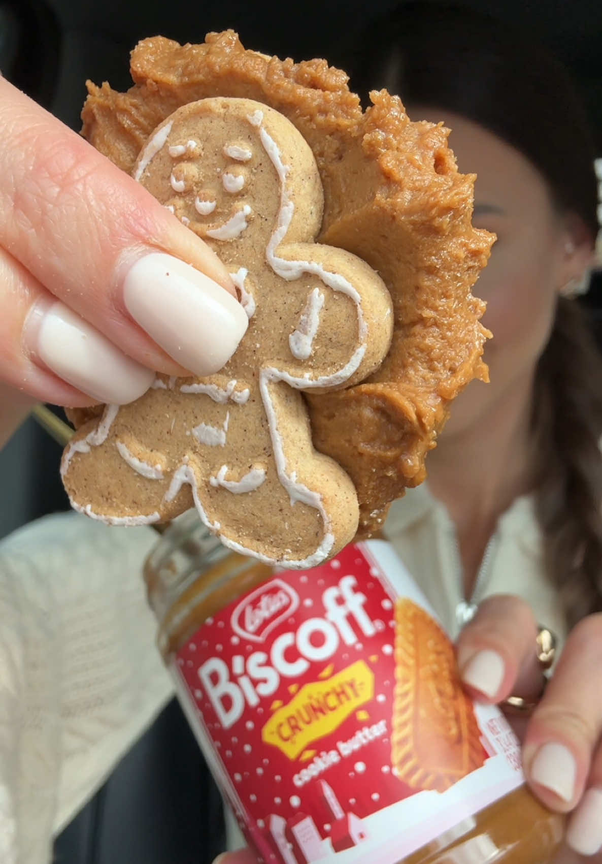 Now you know the right combo 👅Gingerman+biscoff 😛#biscoff #gingerman #gingercookie #christmascookies #food #eating #treats #crunchy #asmr #yummy #sweets #crispy #cookie 