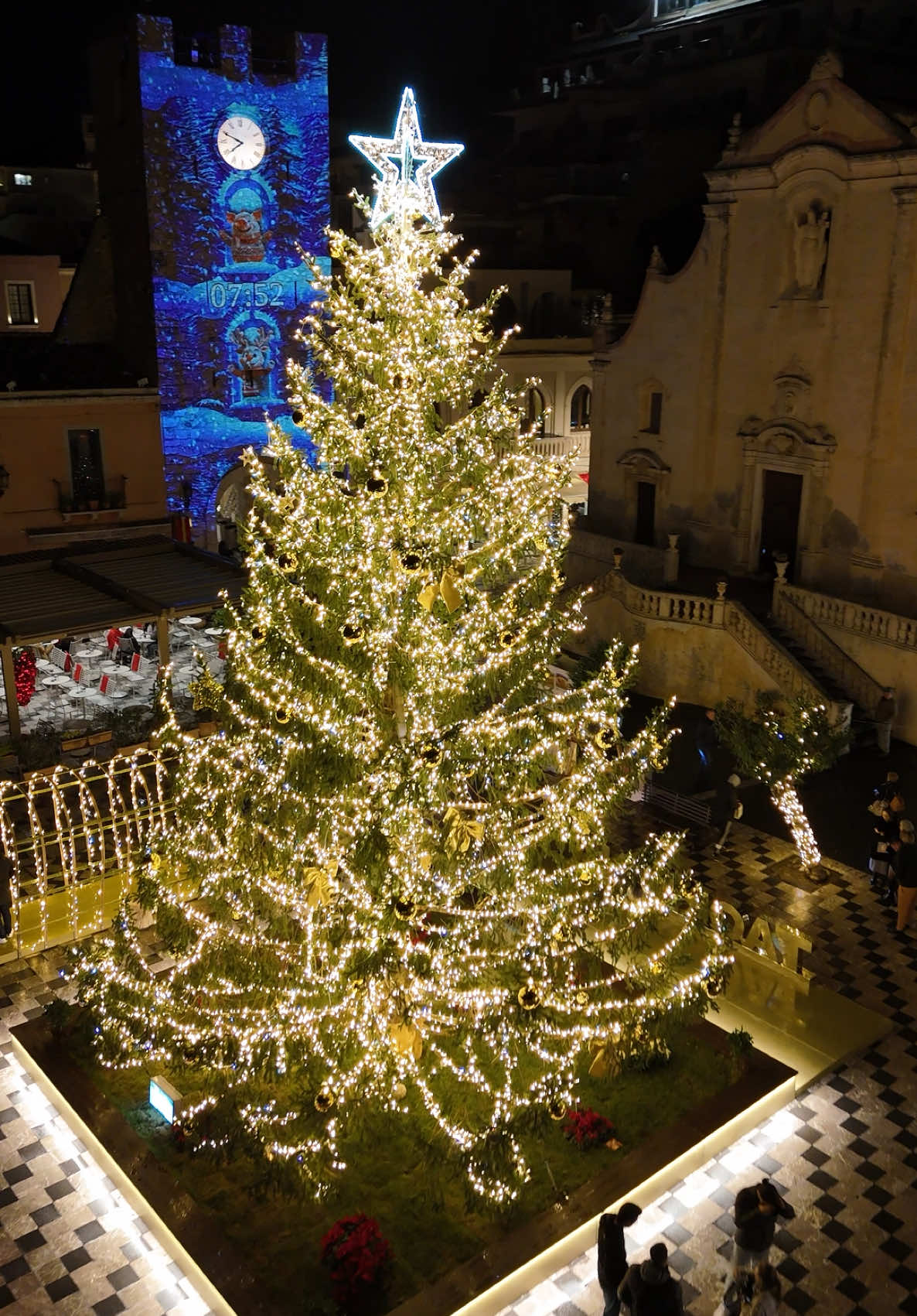 🇮🇹🎄Natale e capodanno a Taormina, star del turismo internazionale da più di un secolo, dove sono approdati: teste coronate, personaggi del mondo della cultura e dello spettacolo, rampolli dell’aristocrazia europea, famosi scrittori e viaggiatori del Gran Tour, del settecento e ottocento, attratti dal fascino irresistibile di questo territorio e dalle sue eccellenze.  L’antico Teatro Greco, la sua storia, Corso Umberto, la strada dello shopping, la Piazza IX Aprile, le sue Chiese che custodiscono tesori di arte, capolavori unici: San Giuseppe, S. Agostino e la Torre dell’orologio. Un autentico salotto della Sicilia che si affaccia su spiagge e calette sull’azzurro del Mar Ionio.  Una vista mozzafiato che, accompagnata da sua maestà (Etna) e dall’atmosfera natalizia, regala all’ospite, emozioni a non finire!🎄🇮🇹 #taormina #pioandreaperi #teatrogreco #christmas #merrychristmas #2025 #sunset #christmastree #sicily #sicilia #church #churchmypassion #dji_global #happynewyear #borghi #panoramamozzafiato #nature #etna #fpv #drone #natale2022 #amazing #viral #video #osvaldobevilacqua #ra1 #earth #instagram #beautifulldestination #italy 