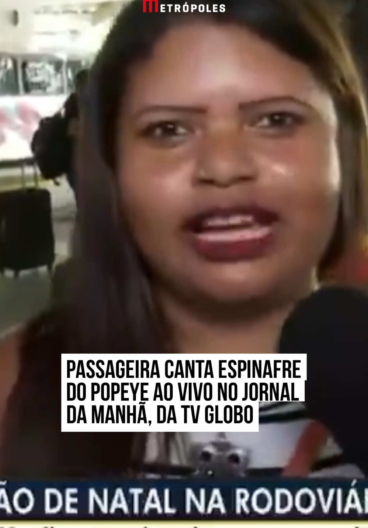 😅🎤 Durante uma reportagem sobre a operação de Natal no terminal rodoviário, exibida no #Jornal da Manhã da TV Globo, nesta segunda-feira (16/12), uma cena inusitada chamou a atenção de quem assistia e de quem passava pelo local. Edileuza, uma #passageira que aguardava seu #embarque, foi convidada pelo repórter a compartilhar um momento especial. Ela, então, aproveitou a #oportunidade para realizar um #sonho e soltou a voz cantando a #música #Espinafre do #Popeye, famosa pelo desenho animado do marinheiro. A cena, gravada por volta das 6h30, no terminal de #ônibus, abordava o intenso movimento no local devido ao fim de ano. Cerca de 350 mil passageiros devem passar pelo terminal até 31 de dezembro, conforme estimativa divulgada pelo #telejornal. #Entretênews