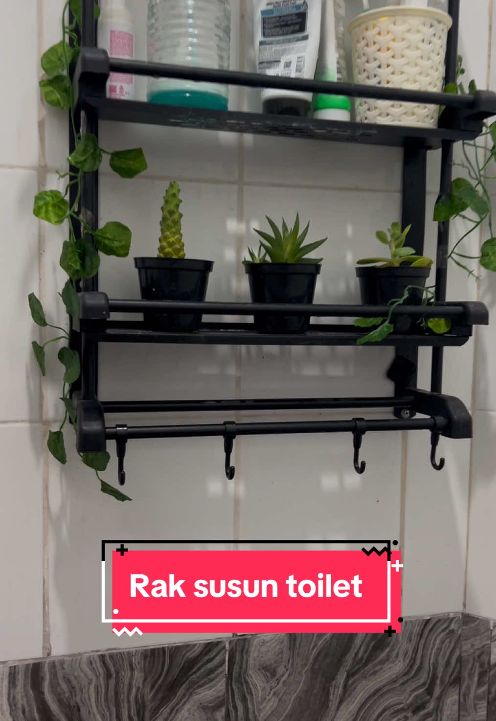 Pingin rak susun toilet yang estetik? ini dia Rak Kamar Mandi Gantung Tempat Handuk Sabun bahan Stainless Steel  panjang 40cm dan ada Rak Handuk Kamar Mandi rowthers home sudah pakai ini. Yang mau dicheck out keranjang kuningnya #rowthershome #raksusun #toilet #rumah #estetik 