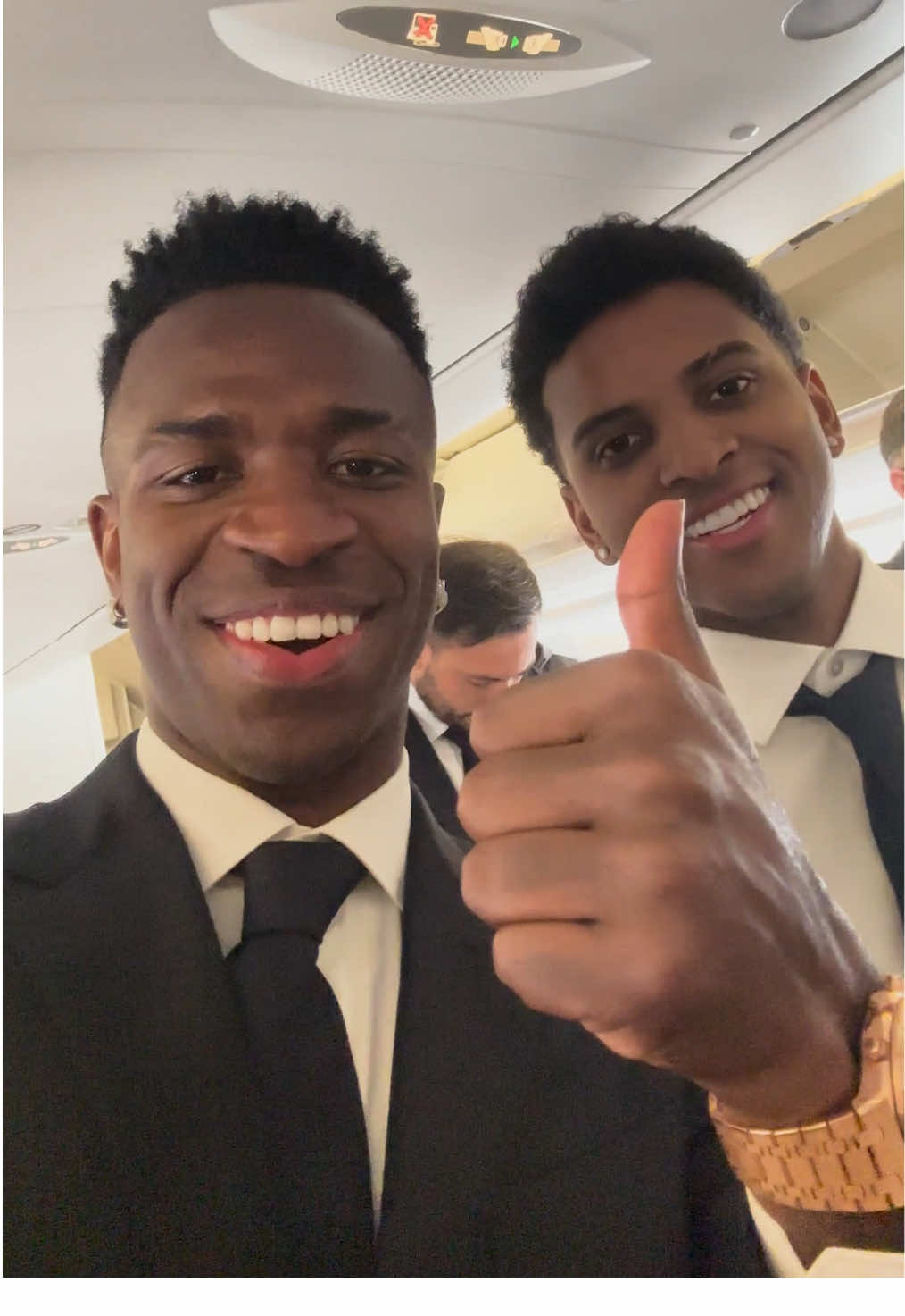 🤳 @Vini Jr. ✖️ @rodrygogoes  🗣️ “Hola #Madridistas! We’re on the plane. We’ll see you in Doha. Hala Madrid!” 🔜 #FIFAIntercontinentalCup