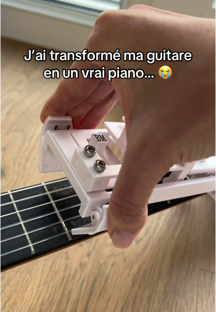 Jouer de la guitare est devenu tellement plus facile pour mes mains pleines d’arthroses 🎸🙌