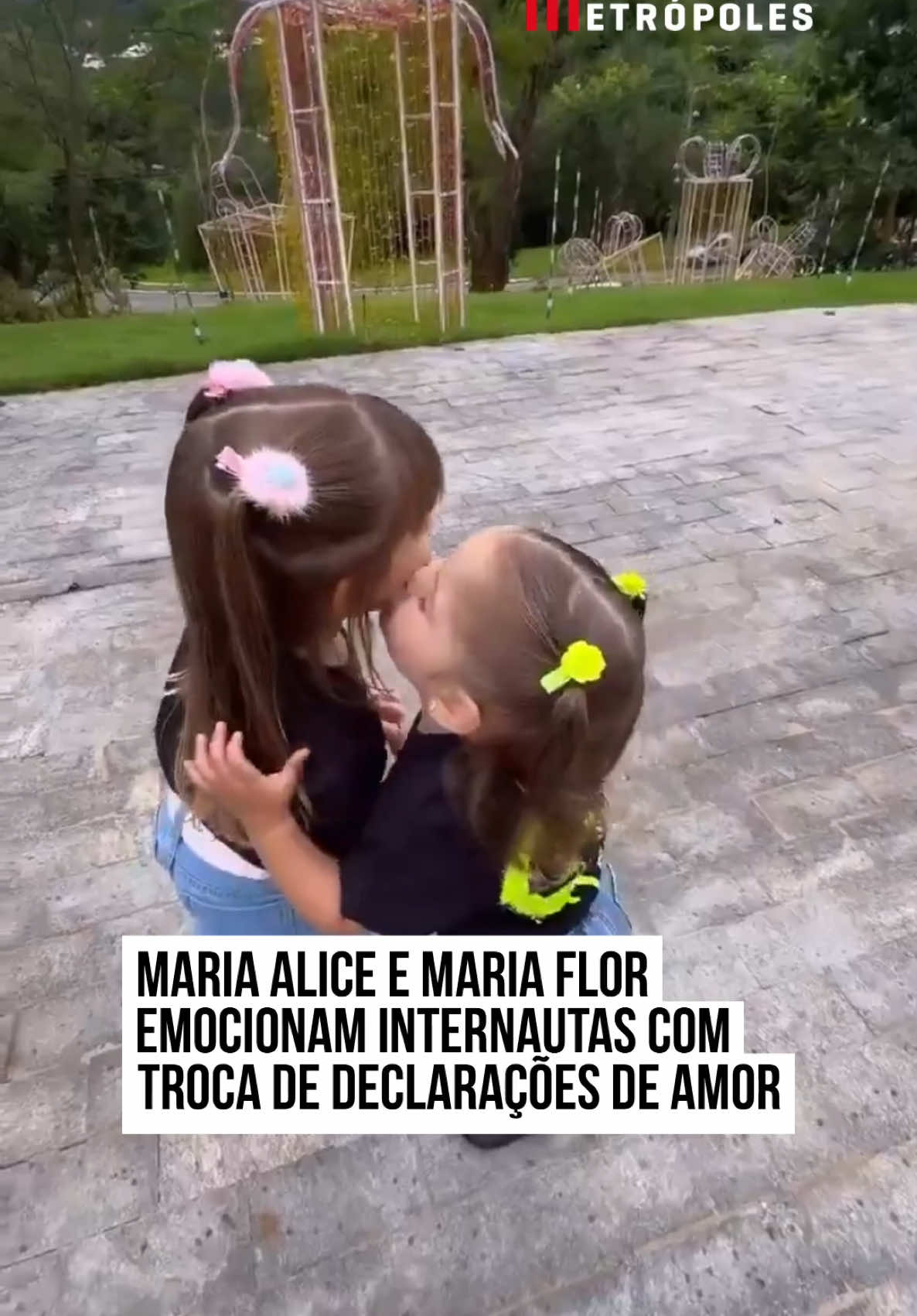 😍🌸 Maria Alice e Maria Flor, filhas da empresária e influencer Virginia Fonseca e do cantor Zé Felipe, protagonizaram uma cena que derreteu corações nas redes sociais na manhã desta segunda-feira (16/12). As irmãs trocaram #declarações de #amor, dizendo que se amavam, enquanto entregavam uma à outra #flores colhidas no #jardim. O momento #especial foi registrado e compartilhado por Virginia, que celebrou o #carinho entre as filhas com uma legenda cheia de #emoção: “Segundou por cá com muuuuuiiiito amor envolvido 💖💜💙 o #coração da mãe fica como?! Tão cheiooo q quase sai pela boca kkkkkk Deus abençoe esse amor e união SEMPRE 🙌🏻 A publicação rapidamente ganhou a #atenção dos seguidores, que não pouparam #elogios e mensagens emocionadas nos comentários:“Elas refletem o amor que recebem e experimentam em casa. O amor é o que o amor faz, não são palavras”, escreveu uma fã. Outra seguidora confessou: “Eu estou chorando essas horas 😂❤️ Princesas lindas! Deus abençoe.” #Entretênews