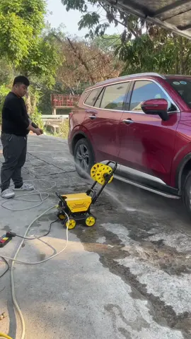 Máy rửa xe khoẻ bền dây dài 20m, mua về rửa xe dọn nhà dịp tết quá chuẩn bài. #mayruaxe #mayruaxebancongnghiep #mayruaxeapluccao 