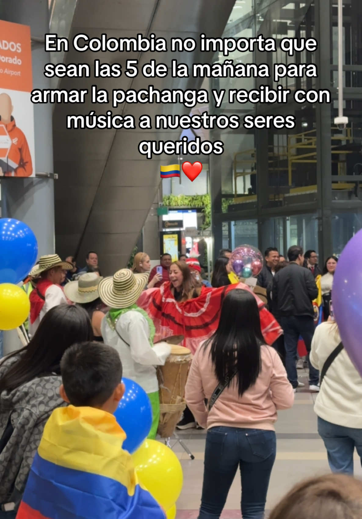 Que viva Colombia 🥰🇨🇴✨ #colombia #diciembreencolombia #aeropuerto #aeropuertoeldoradobogota #bogota 