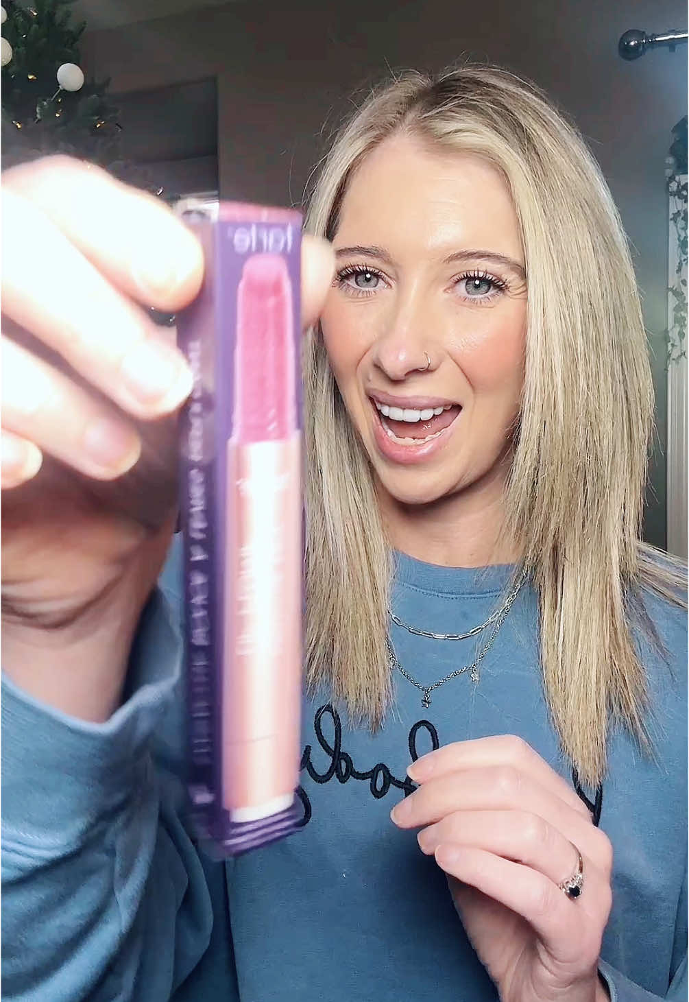 @tarte cosmetics shimmer glass is one of my favorite lip products!! Give me all the shimmer! It’s just so pretty! #tarte #shimmerglass #lipstick #lipcolor #makeup #beauty #giftideas 