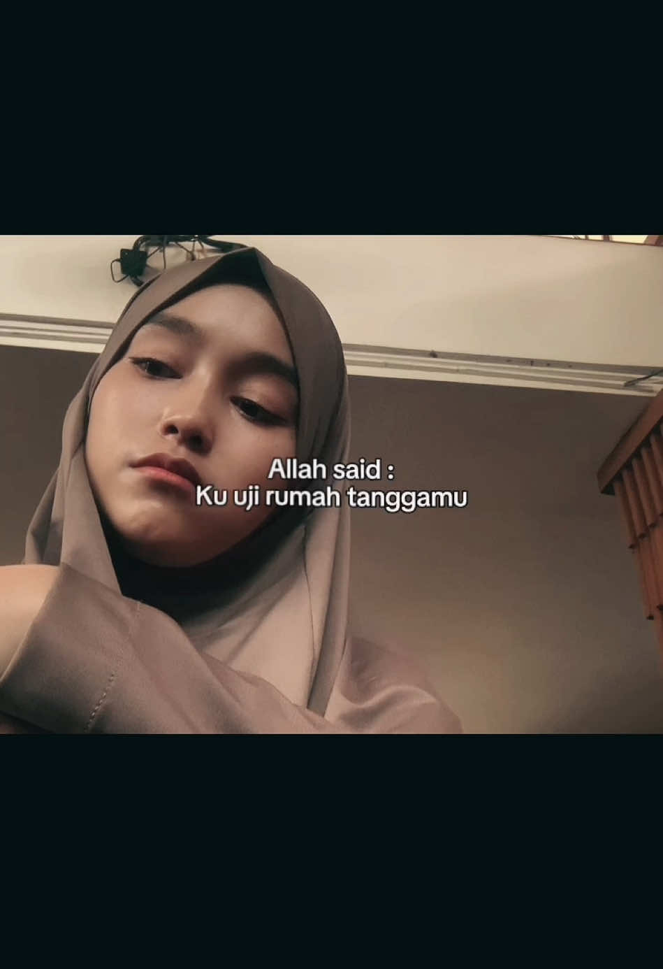 Vt ini adalah salah satu Cerita followers ya. Setiap rumah tangga punya ujiannya masing-masing. Kita semua menapaki jalan yang sama, kerikil dan sandungannya saja yang berbeda. Percayalah insyaAllah bisa terlewati kok, asal husnudzan sama Allah dan yakin aja sama diri sendiri, sebab 