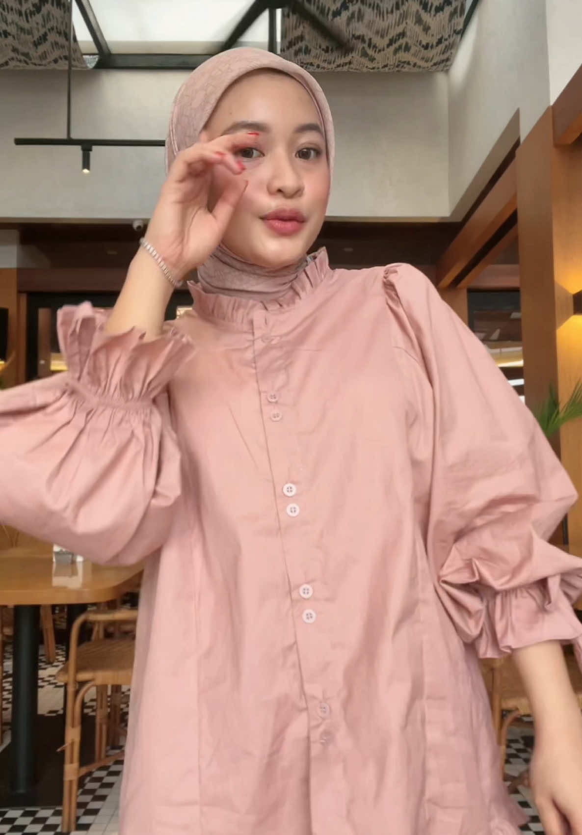 Gemes bngt kan blousenya 🥰 looks nya mewah dan elegan, apalagi di mix and match sama skirt🥰