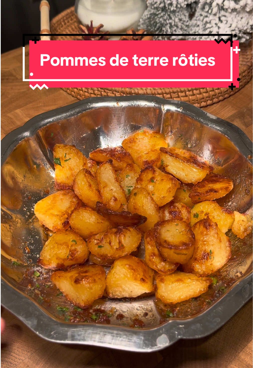 Pommes de terre rôties 😍 Pour 2 personnes :  -  500g de PDT - 3 bonnes CAS de graisse (canard ou bœuf)  - Sel, persil #recette #recettefacile #recettenoel #christmas #cuisine #ideerecette #recettesimple #recetterapide #food 