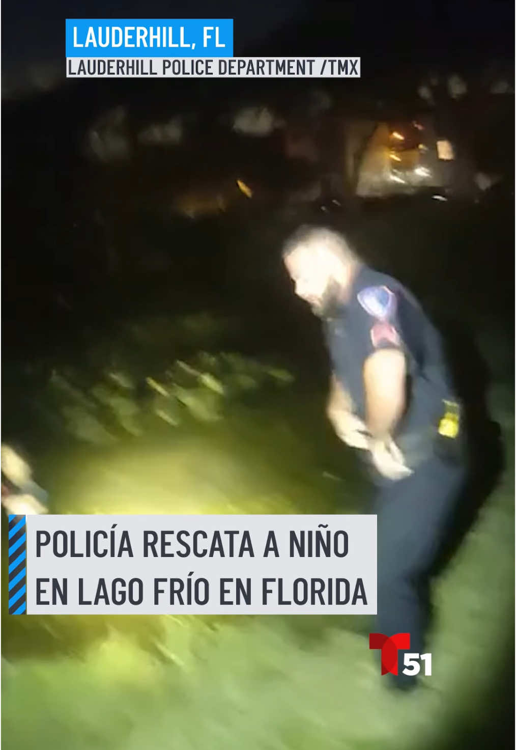 Imágenes de la policía captaron el momento en que oficiales rescataron a un niño de tres años que estaba solo dentro de un lago frío en Lauderhill, Florida, alrededor de la 1am. La policía dijo que recibieron información de un menor que corría hacia un lago. Cuando llegaron, lo encontraron con el agua hasta la cintura. Tras el rescate, la madre del pequeño llegó al lugar y se determinó que el menor se había alejado solo. #lauderghill #florida #lago