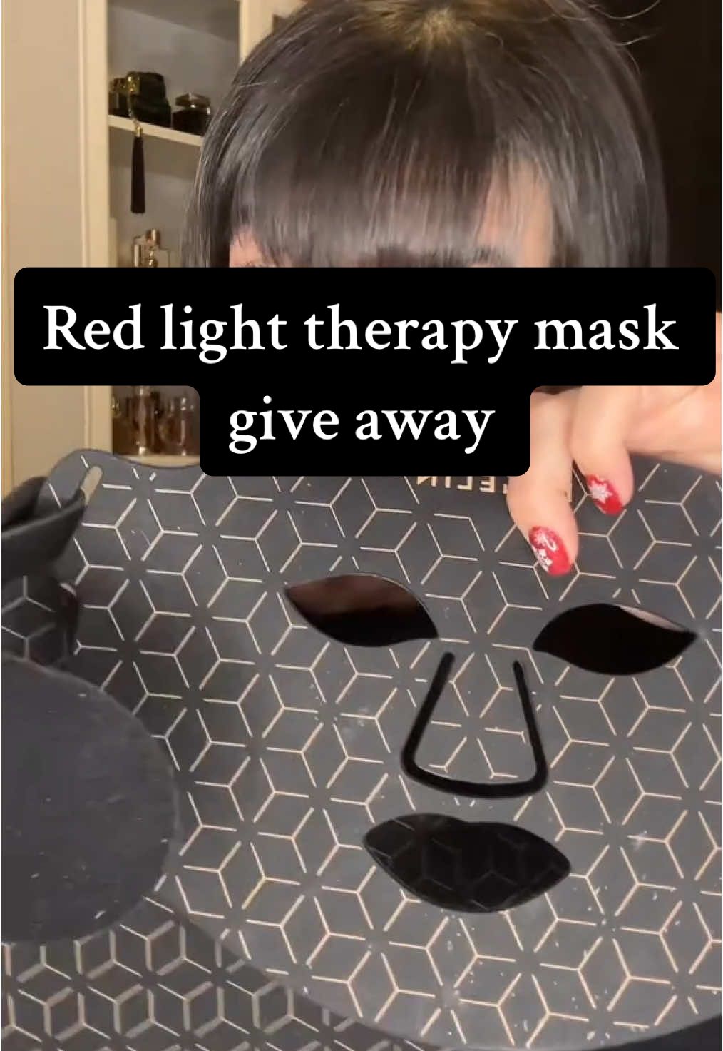 Love this mask #redlighttherapy #redlightmask #redlighttherapybenefits @megelinofficial 