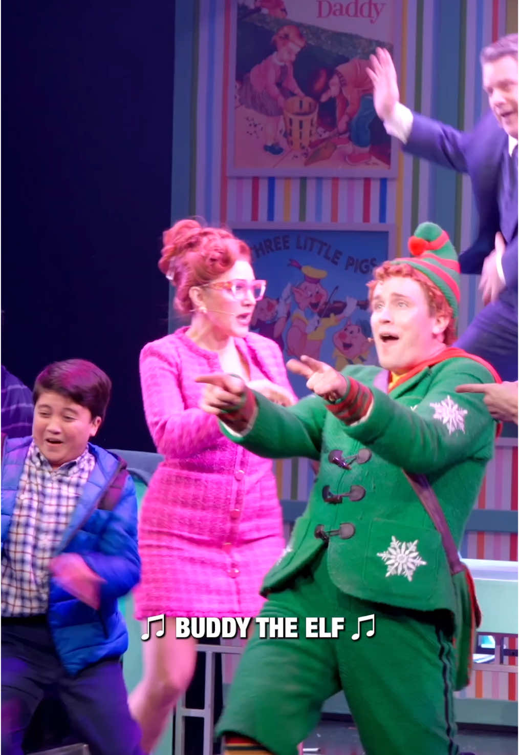 It’s the story of…who? Watch Grey Henson and the company of #ElfonBroadway perform “The Story of Buddy the Elf.“🎄🎅🏻  #elfthemusical #elf #broadway #christmasinnewyork #buddytheelf #greyhenson #seanastin 