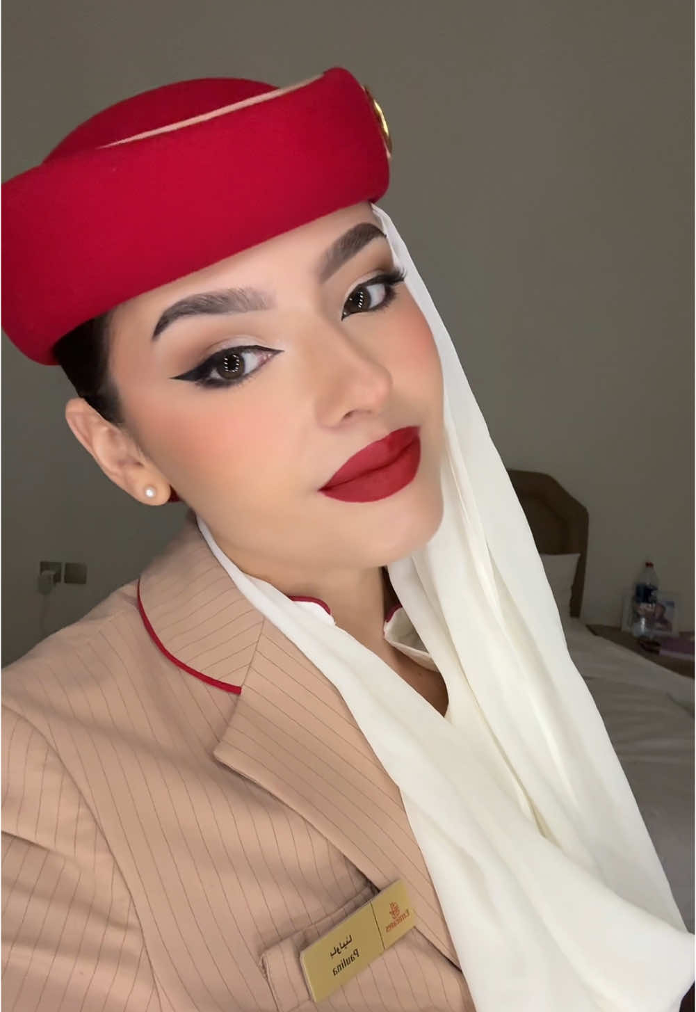 Por fin pude recrear uno de mis videos mas virales, pero con nuevo uniforme🛫✨ IG: paulinabussani #emirates #emiratescabincrew #cabincrew #flightattendant #aviation #crewlife #aviacion #sobrecargodeaviacion 