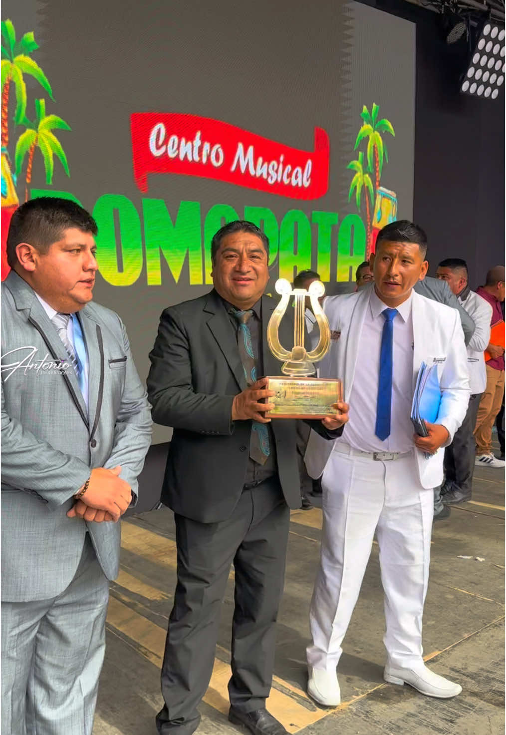 Primero, agradecer a Dios por todas sus bendiciones y permitirnos cumplir un logro más en nuestra carrera musical. También agradecer a cada uno de nuestros integrantes por su esfuerzo y dedicación, dando lo mejor de sí. Y, por supuesto, muchísimas gracias por todo el respaldo y apoyo incondicional de ustedes, querido público. ✨Primer puesto en el gran concurso otuzco 2024 🥇✨🙏 Somos tu banda: 🌴💚💛 Centro Musical Pomapata 