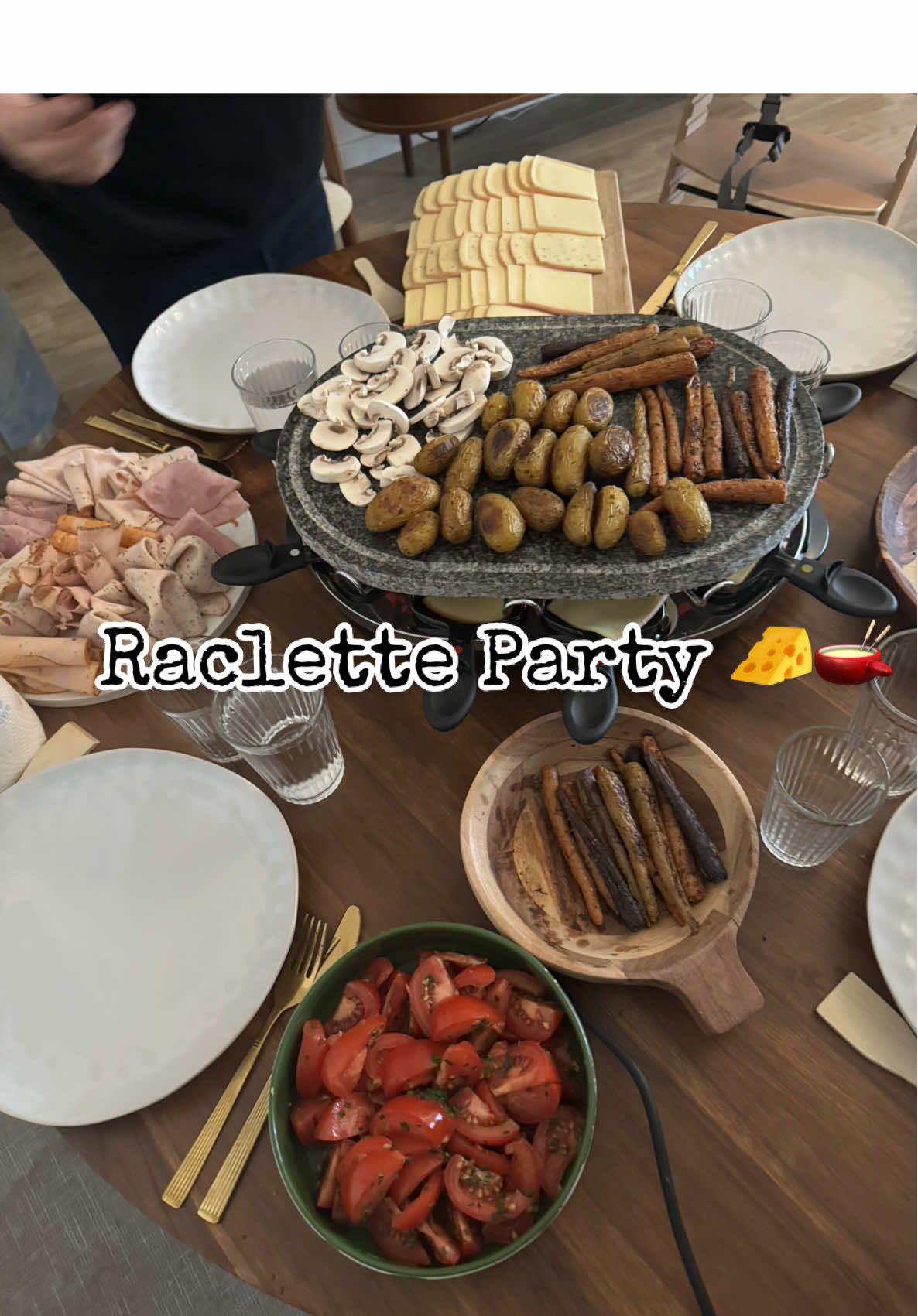 La saison de la raclette est ouverte 🧀🫕 #raclette #cheese #jambon #charcuterie #diningtable #tablesetting #foryourepage #fyp #fyppp 