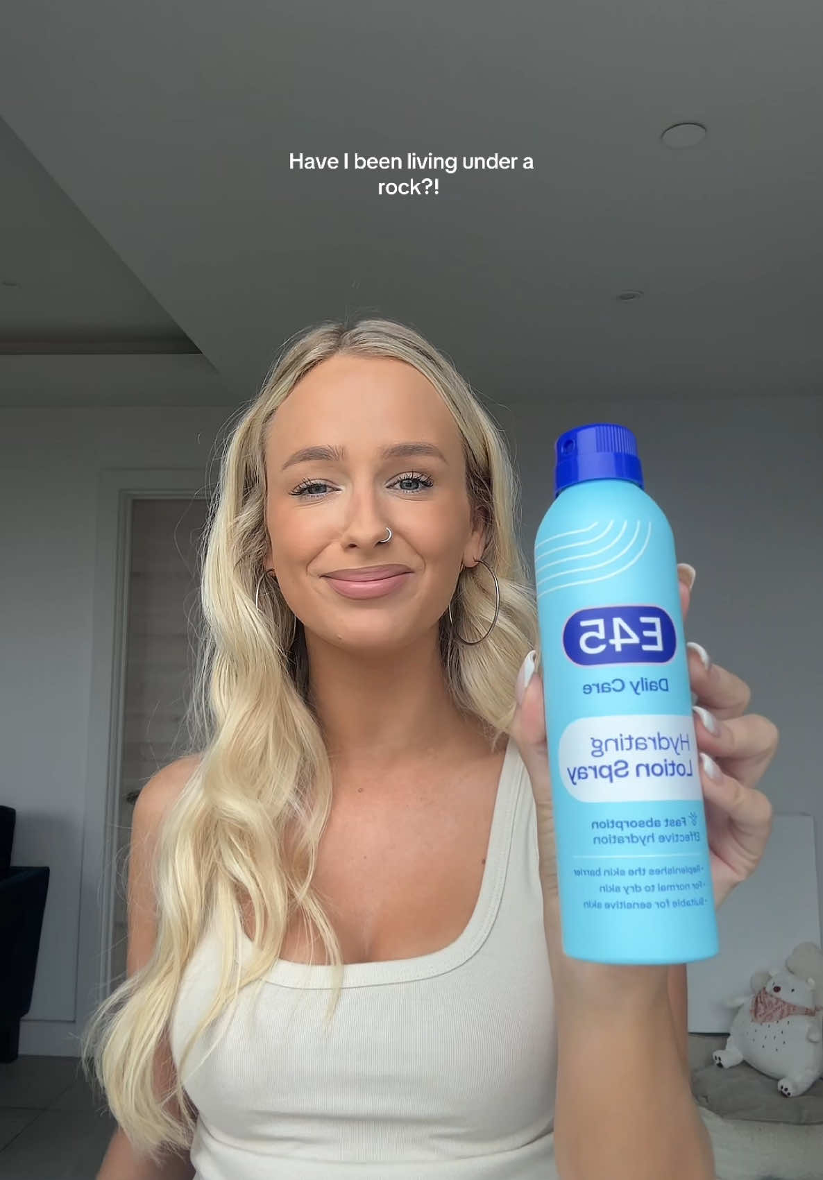 Have I been living under a rock?! A spray E45?! 😱❄️🥹 from @justmylook ✨ #e45 #dryskin #winter #winterhack #skinhack #dewyskin #mosturizer #trywithcissy a d