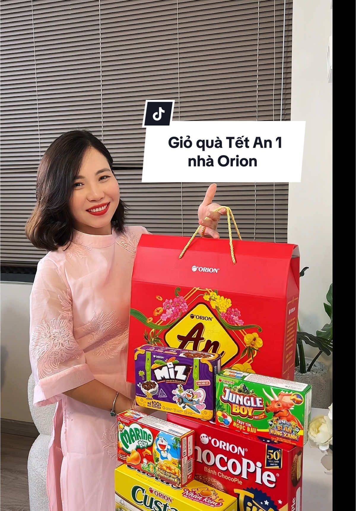 1 set quà Tết như này sẽ gồm 5 loại bánh, có hộp bánh Orion chocopie huyền thoại tết nhà nào cũng trưng nè. hộp này có 12 chiếc bánh, tiếp tới là hộp bánh custard mềm tan, hộp này có 6 chiếc và thêm 3 loại bánh nào là bánh ăn sáng socola cho bé, bánh marine boy và jungle boy #chuyennhasotaheo #xuhuong #viral #trending #hopquatet #hopquatetanorion #orion #banhorion #comboquatet @Giadinhsotaheo 