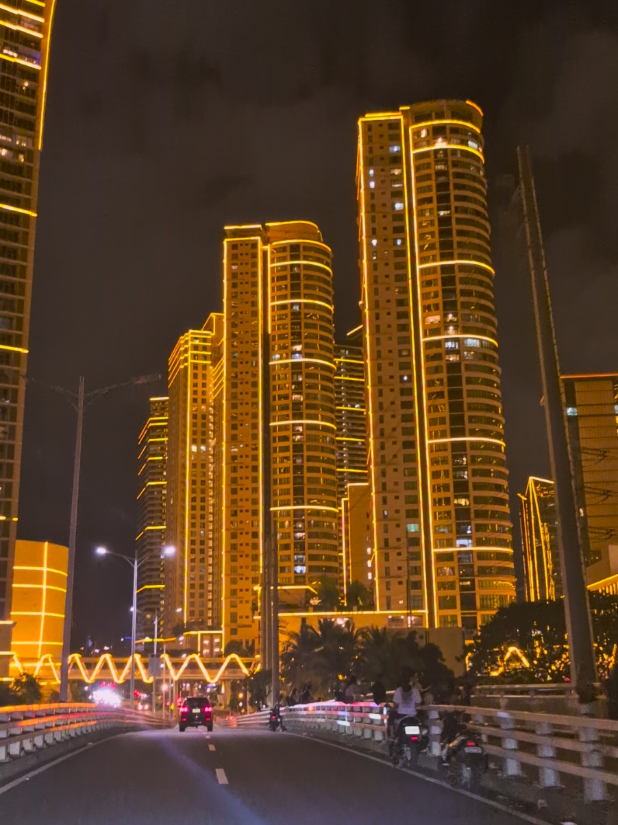 The lights in Rockwell🧡 #citylights #rockwell #makati #nightride #fypシ 