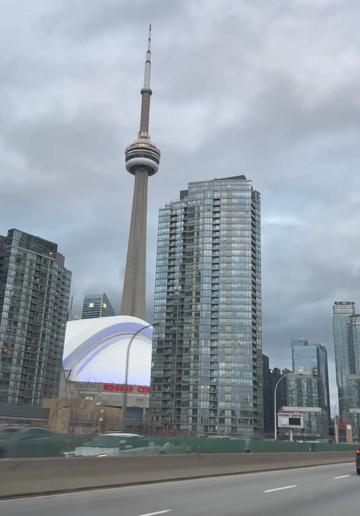 Oh Toronto 🏙️  #canada #ontario #toronto #torontolife #torontotiktok #the6ix #cntower #cntowertoronto #cntowerview #lakeontario #CapCut 