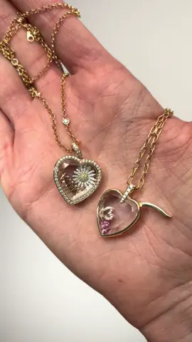 Which makes your heartbeat faster LEFT or RIGHT?! 💖💖 Let your heart lead the way!!