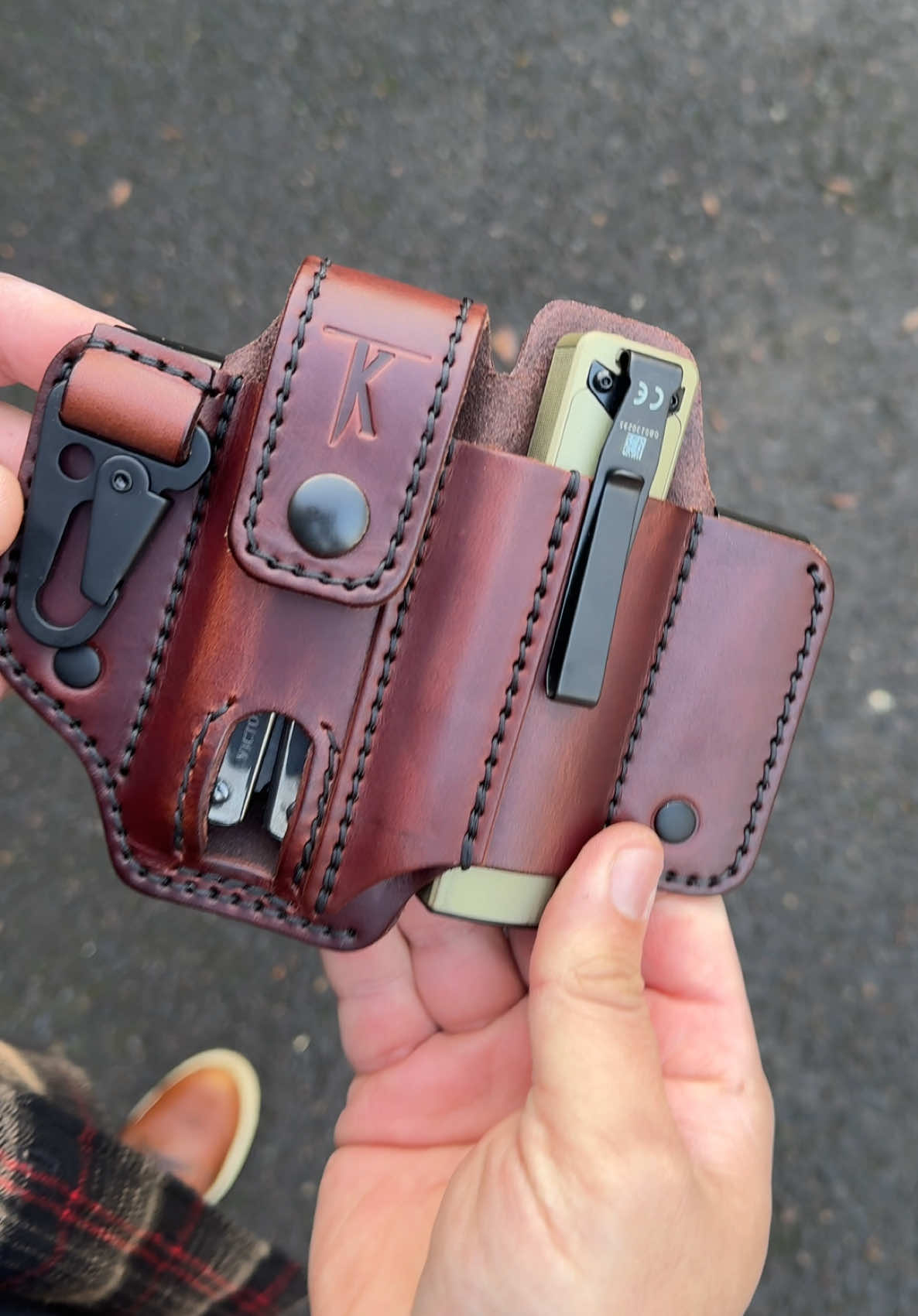 Real gear for real everyday life. Give the gift of quality! Shop handmade goods at www.taleofknives.com Everyday carry tool belt organizers for multitools, flashlights and more! #SmallBusiness Artisan crafted on the west coast in the #pnw Oregon! #toolsofthetrade #shopsmall #belts #boots #multitool #pen #flashlights #boxingday #prime #ttshop #smallbusinesscheck #americanmuscle #locallymade