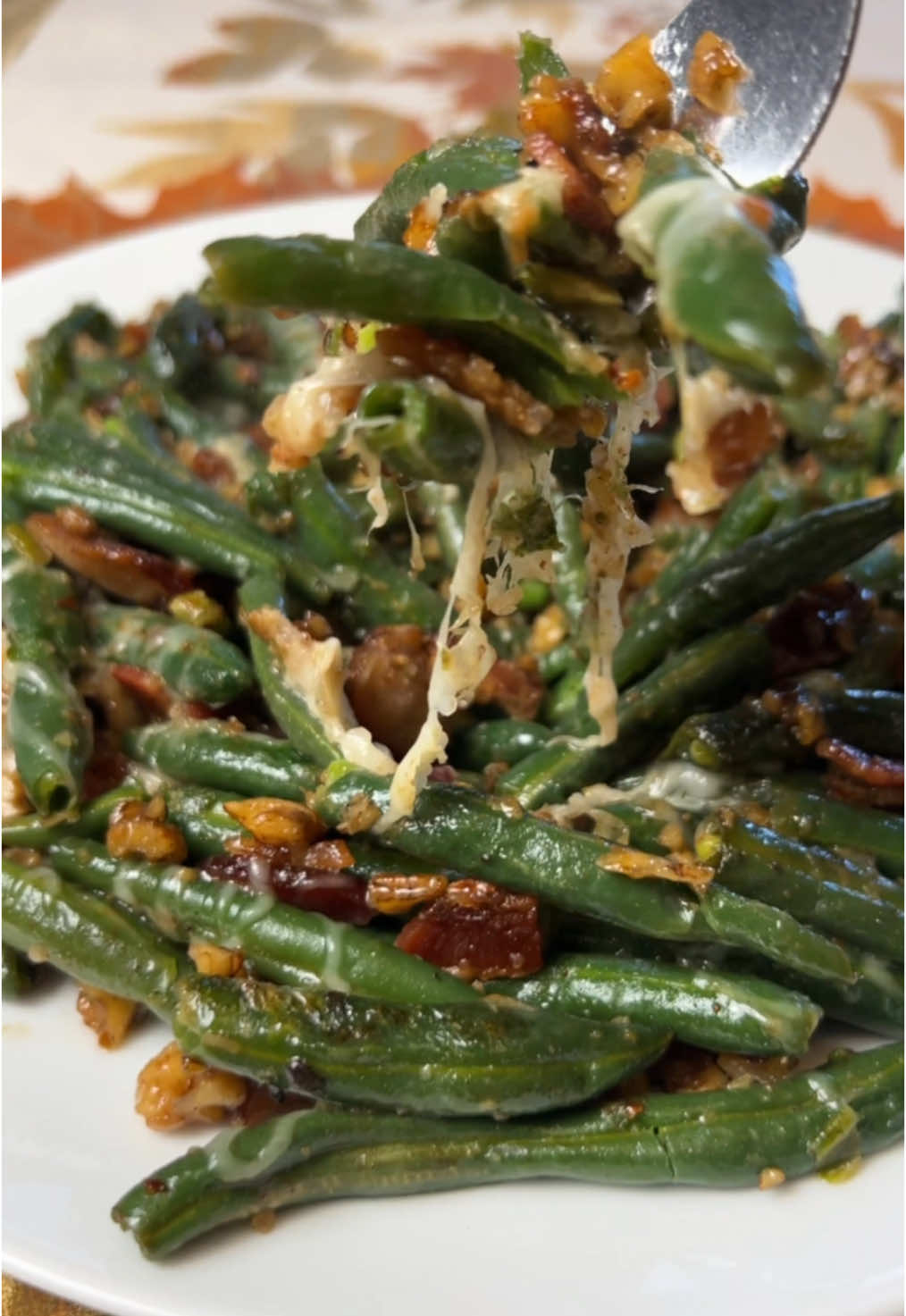 New holiday side recipe just dropped! Gluten-free, garlicky, and topped with walnuts, bacon, and melted Swiss cheese, this green bean side recipe is dressed to impress this holiday season. 𝐈𝐧𝐠𝐫𝐞𝐝𝐢𝐞𝐧𝐭𝐬: 12 oz whole green beans, trimmed 5-6 pieces of thick-cut bacon (we use @blackfords_premium ), in large crumbles (cooked to preferred level of crispiness) 2 tbsp butter 3 cloves of garlic, minced ½ cup walnuts, chopped   Salt and pepper to taste ½ cup Swiss cheese, shredded ¼ of an 8 oz bottle of Elda’s Kitchen Black Pepper Sauce 𝐃𝐢𝐫𝐞𝐜𝐭𝐢𝐨𝐧𝐬: Blanch green beans in boiling water until just fork tender, about 3-5 mins. Drain and set aside. In a skillet over medium-high heat, melt butter. Cook walnuts for 3 mins, stirring occasionally. Add garlic, stirring until fragrant (about 3 mins). Add green beans and ¼ bottle of Elda’s Kitchen Black Pepper Sauce. Stir to coat walnuts in sauce, then mix ⅔ of bacon crumbles in skillet then top with Swiss cheese.  Sprinkle with remaining bacon and cover skillet with lid for 2 mins to melt cheese. #greenbeans #greenbeanrecipe #holidaysides #christmasrecipe #christmassidedish #siderecipes #Christmasideas #christmasdinner #holidayrecipes #christmasideas #glutenfreerecipe #smallbusiness #woman#SmallBusinesssed #houstontx 