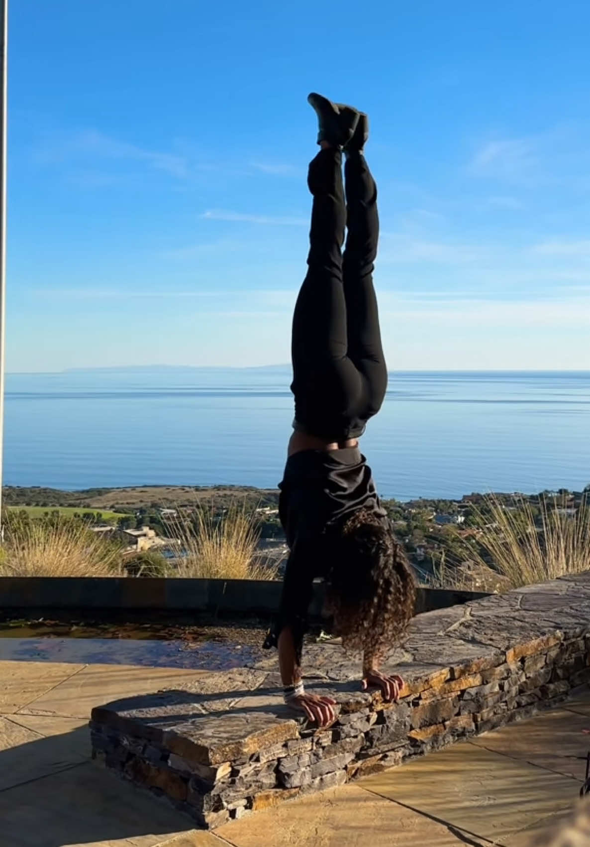 #onthisday Handstands bedore business meetings 👀 #handstand #businesscasual 