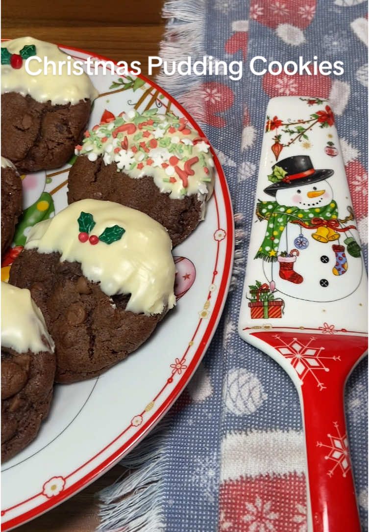 Christmas Pudding Cookies 🍪🎅🏻#creatorsearchinsights #janespatisserie #christmasbaking #bakingtiktok #cookies #christmascookies #christmaspudding #cakedecorating #sprinkles #chocolatechip 