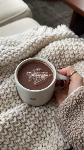happy monday! A gloomy morning called for all things cozy🧸🧦🕯️#morningroutine #morningroutineaesthetic #mondaymorning #morningvlog #Vlogmas #contentcreator #newengland #homedecor #cozyhome 