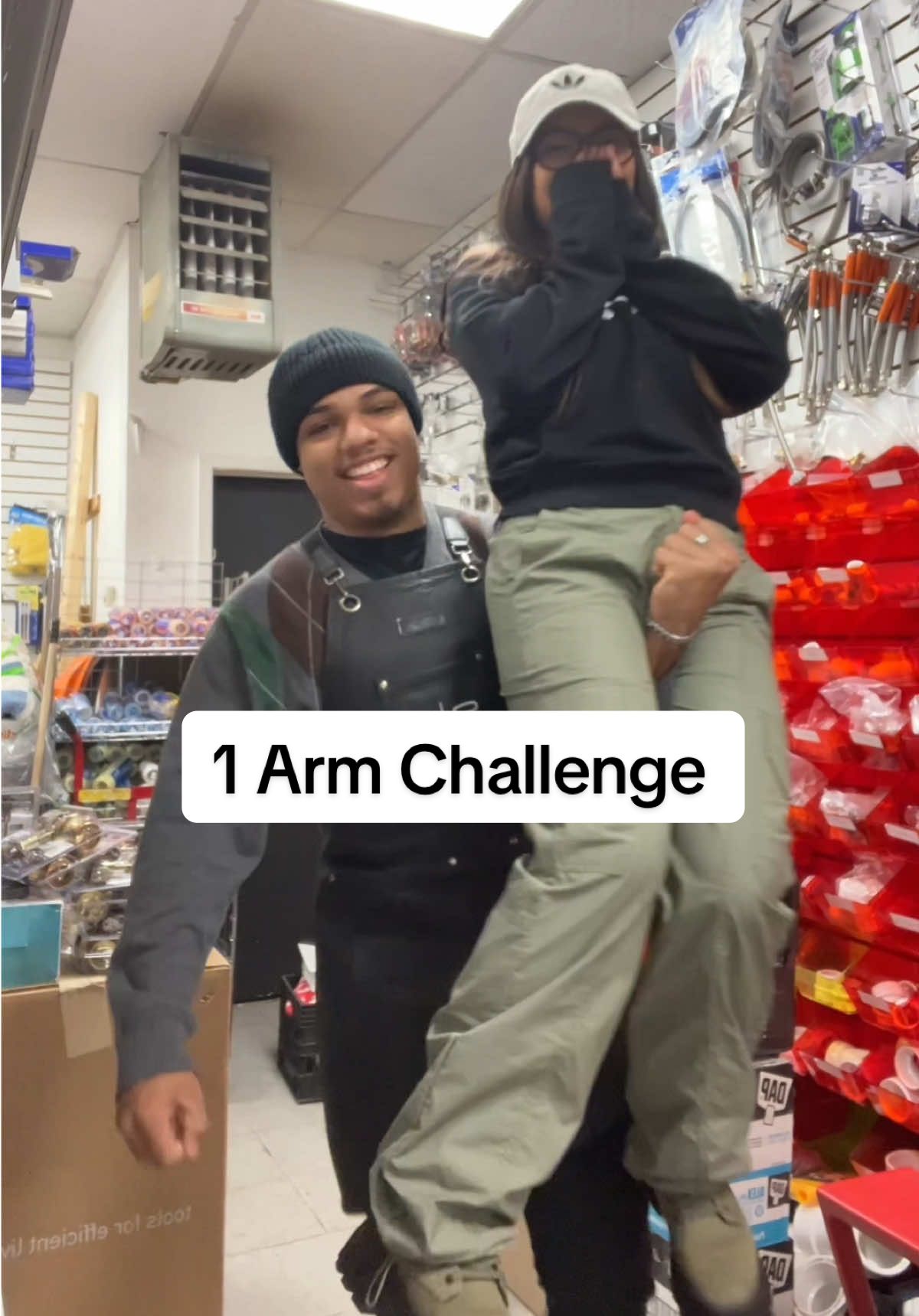 Too easy for him 🤪 #1armchallenge #challange #fyp #paratii 