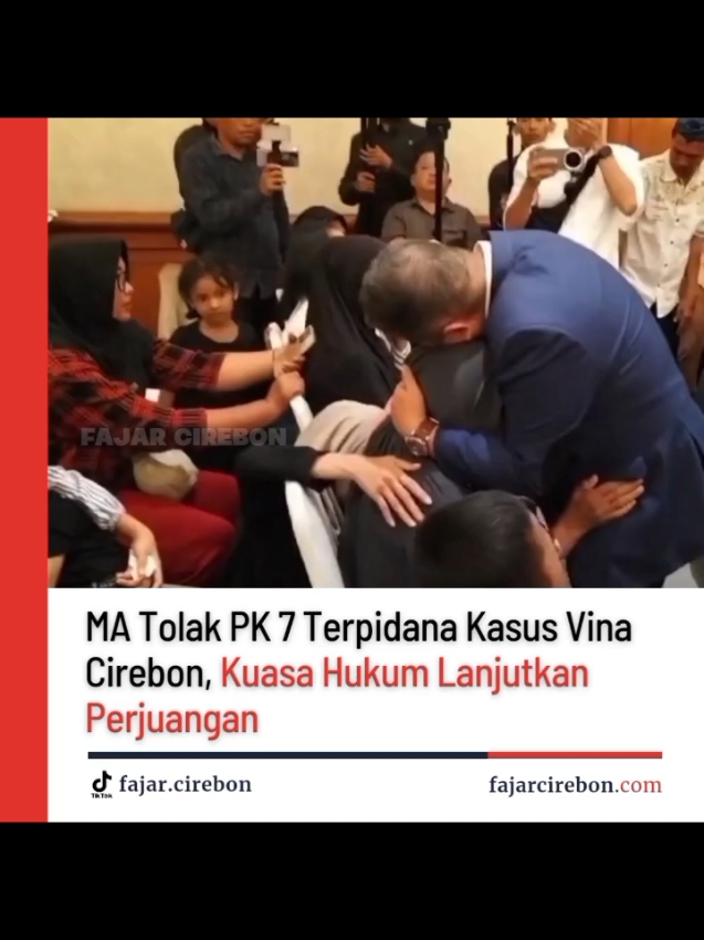 Mahkamah Agung (MA) menolak Peninjauan Kembali (PK) 7 terpidana kasus Vina Cirebon. Keputusan ini disaksikan oleh seluruh keluarga 7 terpidana dan kuasa hukum melalui live streaming di salah satu hotel di Jalan Wahidin Kecamatan Kejaksan Kota Cirebon. Setelah MA membacakan putusan, seluruh keluarga menangis histeris karena tidak sesuai dengan apa yang diperjuangkan selama ini Isak tangis tak terbendung hingga Kuasa hukum 7 terpidana kasus Vina Jutek Wongso berusaha menenangkan keluarga terpidana. “Tenang, tenang, bapak ibu sekalian, perjuangan ini belum selesai,” lata Jutek, Senin (16/12). Setelah MA membacakan putusan, kuasa hukum alan melakukan upaya hukum lainnya demi menegakkan keadilan yang dirasa kini tidak berpihak pada keluarga dan 7 terpidana kasus Vina Cirebon. “Kami tim kuasa hukum sudah sepakat akan melakukan upaya hukum terbuka menurut konstitusi. Kita akan memohon grasi, abolisi dan PK 2. Kita akan lihat pertimbangan-pertimbangan yang besok salinan putusannya kita akan segera urus di Mahkamah Agung. Kita akan lihat apa pertimbangan-pertimbangan majelis dalam menentukan langkah selanjutnya bagi tim hukum,” ujarnya. Jutek menyatakan, tim kuasa hukum telah bekerja maksimal. Namun, hasil saat ini belum berpihak pada apa yang diharapkan. “Karena menurut kami apa yang sudah dilakukan oleh tim hukum sudah maksimal. Kita sudah menghasilkan yang terbaik, kalau majelis berpendapat bahwa tidak ada kekeliruan majelis seperti disampaikan silahkan saja,” tuturnya. Pihaknya memastikan, perjuangan belum berakhir. “Kami tetap berjuang, tetap berharap dan tetap semangat. Kami tidak berhenti kami akan terus berjuang,” pungkasnya. (Frans) https://fajarcirebon.com/ma-tolak-pk-7-terpidana-kasus-vina-cirebon-kuasa-hukum-lanjutkan-perjuangan/ #tiktokberita  #foryoupageofficiall  #fypviralシ  #fyppppppppppppppppppppppp 