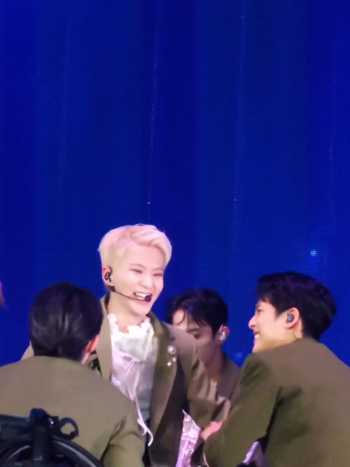 The love I have for this tiger is beyond words. Look at his smile every time Seungcheol and Mingyu lift him up during Hitorijanai... it melts my heart  🥺🫂 I can’t believe we won’t see this smile next year😭😭😭😭😭😭 #hoshi 