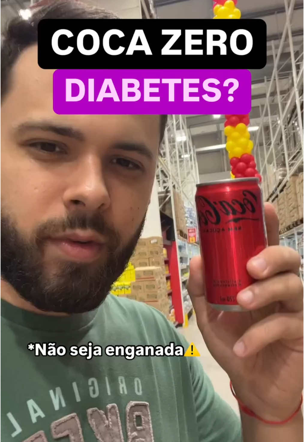 Cuidado com o que parece inofensivo! Muitos acreditam que a Coca-Cola Zero é a solução perfeita para não ganhar peso, já que não contém calorias. Mas a realidade é bem diferente. Os adoçantes artificiais presentes nela, como aspartame, acessulfame K e ciclamato de sódio, trazem sérios riscos à saúde.  O ciclamato de sódio, por exemplo, foi banido nos Estados Unidos, Japão e outros países por estar associado a sérios malefícios, mas continua sendo usado no Brasil. Já o aspartame foi classificado pela Organização Mundial da Saúde (OMS) como “possivelmente cancerígeno”, e os estudos indicam que os adoçantes artificiais desregulam a flora intestinal, causando disbiose. Essa alteração contribui para o aumento da resistência à insulina, o risco de diabetes e até obesidade no longo prazo.  E não para por aí: apesar de ser “zero calorias”, esses adoçantes artificiais enganam seu corpo, bagunçando os hormônios, aumentando o apetite e dificultando o emagrecimento. De acordo com estudos, os impactos metabólicos gerados por essas substâncias criam um ciclo prejudicial, que pode levar ao ganho de peso futuro, resistência à insulina e problemas de saúde ainda mais graves.  Por trás do sabor doce, existe um impacto silencioso que afeta diretamente sua saúde. Se você busca emagrecer e viver melhor, prefira alimentos e bebidas naturais, que nutrem seu corpo e não te expõem a tantos riscos. Não se deixe enganar pelo ‘zero’ no rótulo – o preço a pagar é muito alto.  #coca #cocazero #cancer #aspartame #diabetes #obesidade #cocacolazero #cocacola #refrigerante #saude #bemestar #vidasaudavel #alimentacaosaudavel #emagrecimento #dieta #Fitness #saudeintestinal #adoçante #perderpeso #dietafitness #nutrição