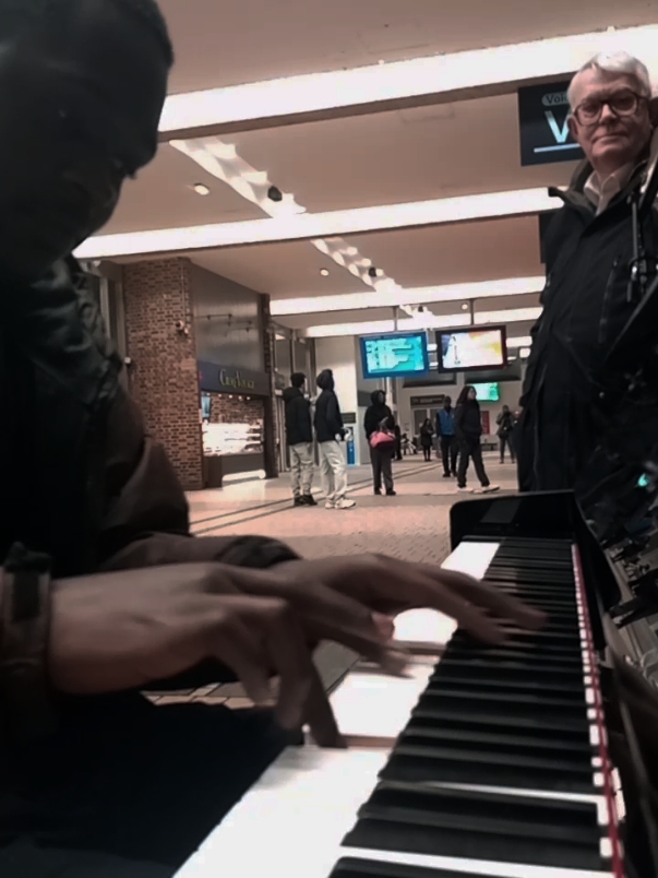 a man asked me to play Past Live at the station #piano #pastlives #emotional #pianopublic #pianoengare #friqtao 