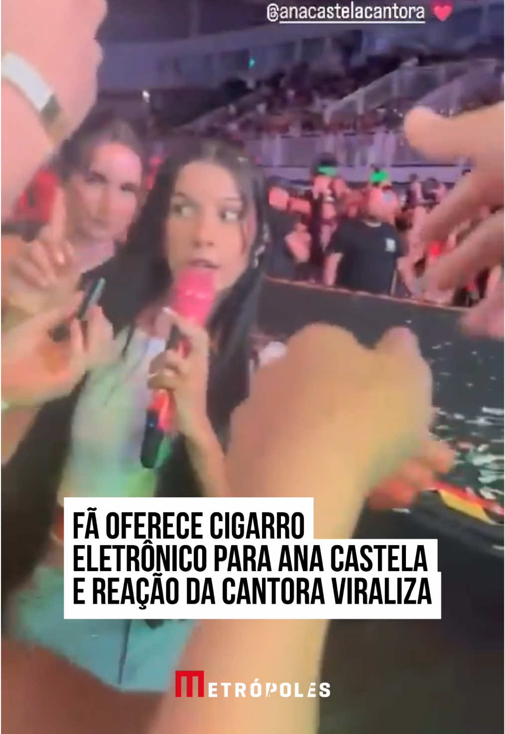 🗣️ A #cantora #AnaCastela foi surpreendida por uma atitude inusitada de um #fã durante um #show realizado no último fim de semana. Enquanto cantava e interagia com as pessoas, a boiadeira se deparou com um cigarro eletrônico. O fã que estendia o aparelho esperou que a artista fosse dar uma tragada, mas Ana Castela fez cara feia e negou veementemente com a cabeça. Ela seguiu cantando, mas chocada com a atitude do admirador. A reação da cantora virou assunto nas redes sociais. #EntretêNews 