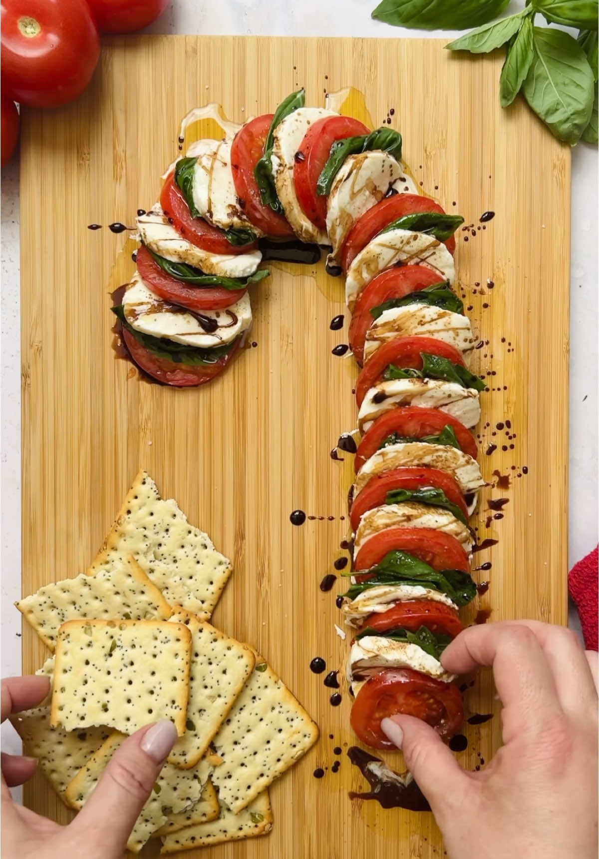 Great centrepiece! ❤️🤍❤️ This one got a lot of love in the summer so I thought I’d share it again. A beautiful caprese tomato, basil and mozzarella salad, Christmas candy cane style! 🎉 Use the freshest ingredients you can find and this will fly off the Christmas buffet table! 🤤 #caprese #capresesalad #candycane #candycanecaprese #tomato #mozzarella #christmasfood #christmaspartyfood #christmasbuffet #easychristmas #wearejollyfestive #jollyfestive