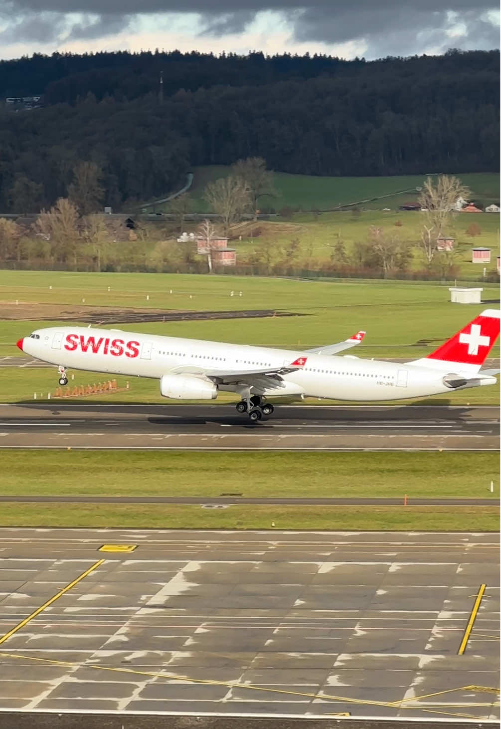 Swiss A330 (Red Nose) landing at ZRH #planespotting #zurichairport #swiss #rednose #airbus #a330 #fyp 