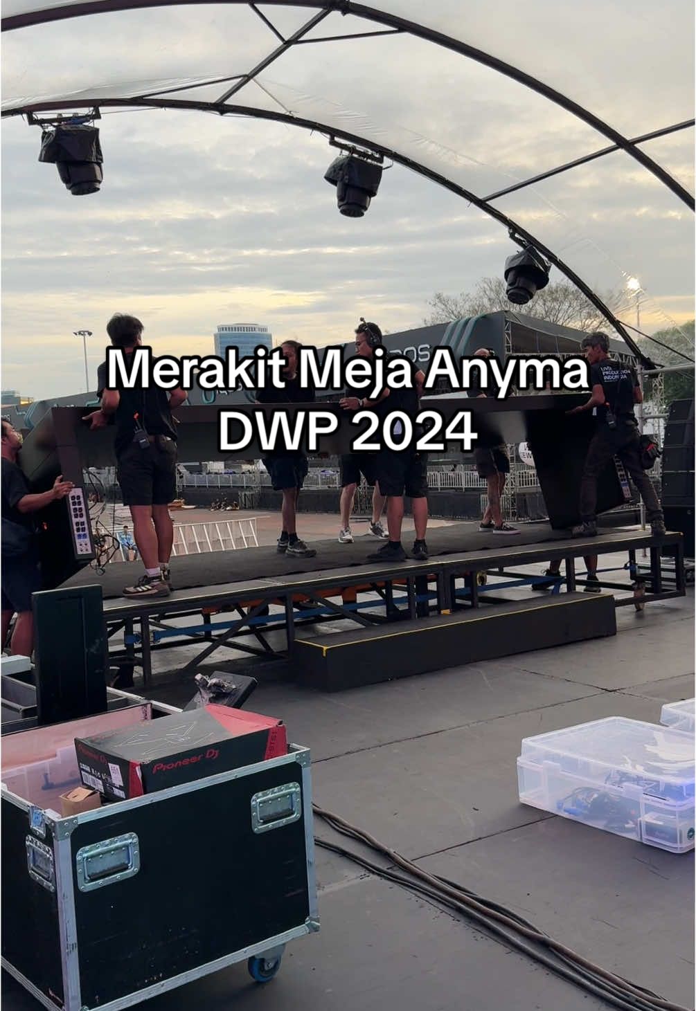 Meja Anyma dibawa khusus dari Italia untuk semua Anyma Tour Genesys nya, meja custom sudah ada konektor utk Audio Listrik dan hub Router utk Visual juga, silahkan di simak cara ngerakitnya dan alat DJ nya Enigma DJ Academy yg siapin lho, komen kalo kalian nonton shownya juga yah #anyma #enigmadjacademy 