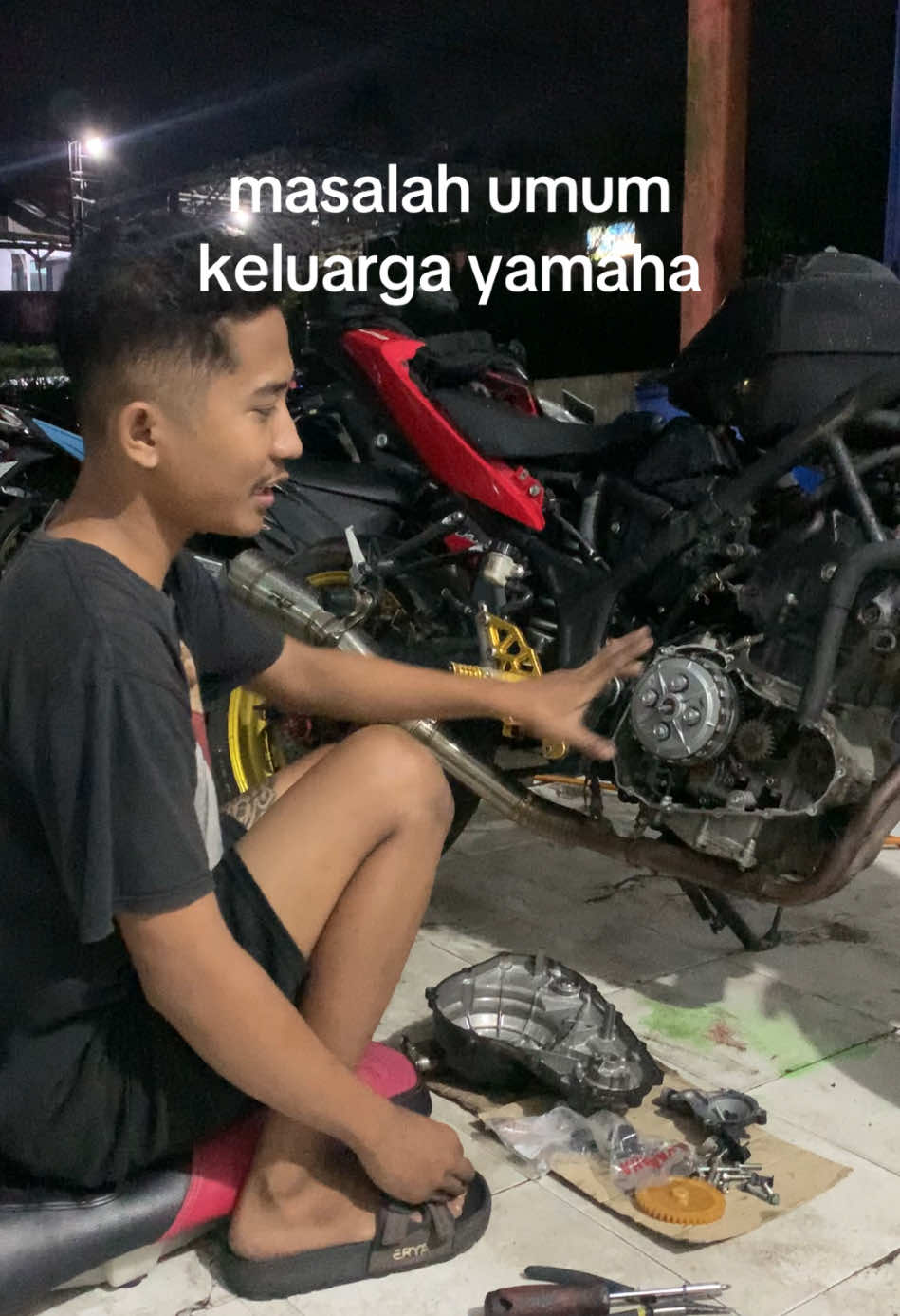 masalah umum keluarga yamaha radiator,berbeda dengan honda yg menggunakan skat terpisah antara ruang oli dan air. #r25 #bengkelrakyat 