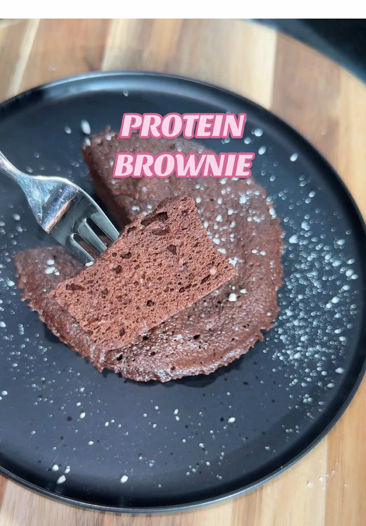 SINGLE SERVE BROWNIE 🍫🍫 ➡️ Folge mir @bylaraxx für mehr Rezepte, Tipps und Tricks für deine perfekte Diät ✨ 🩷   Mit Stern markierte Produkte sind von MORE NUTRTION maximal sparen mit Code „BYLARA“  💗 ZUTATEN 💗 : 25g Mehl  1 Ei  30g Total Protein Sahne * 8g backkakao  2g Backpulver  2-3 EL Milch  Chunky Flavour nach Wahl  ➡️ alles vermengen und für circa 2 Minuten bei 600 Watt in die Mikrowelle geben 🫶  Lass es dir schmecken 💗  #brownie #protein #proteinbreakfast #proteinbrownies #gesundeernährung #gesunderezepte #rezept #rezeptideen #diätrezept #diätrezepte #diät