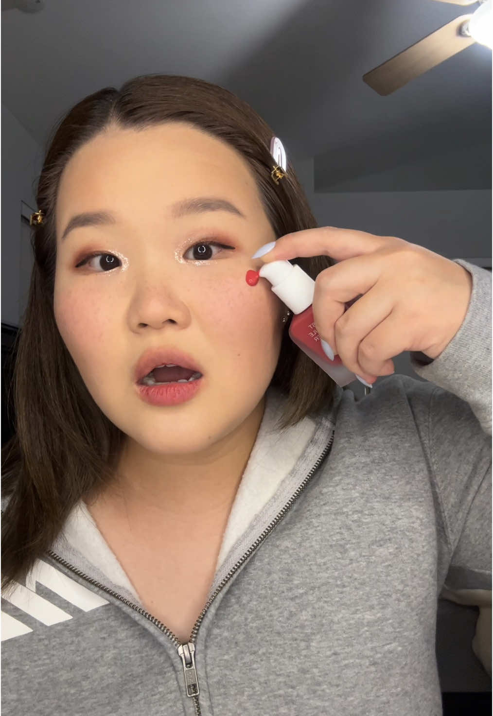 From @YesStyle 💕 i was so so sick this past week so I couldnt film but I just remembered this one from the drafts! Stay safe everyone! #blush #yesstyle #hur #koreanskincare #koreanmakeup #liquidblush 