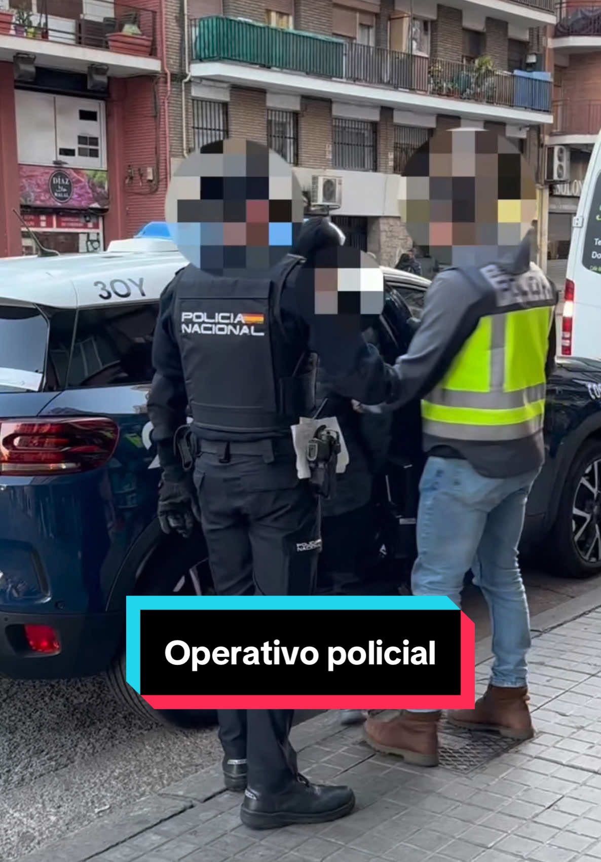 🚓 Hoy operativo policial conjunto de Guardia Urbana #Badalona y @Policía Nacional en 6 supermercados Awami de la Av. Alfonso XIII. La actuación se ha saldado con 16 detenidos por situación irregular de extranjería y el levantamiento de diversas actas. No vamos a parar hasta que entiendan que en Badalona se respetan las normas.