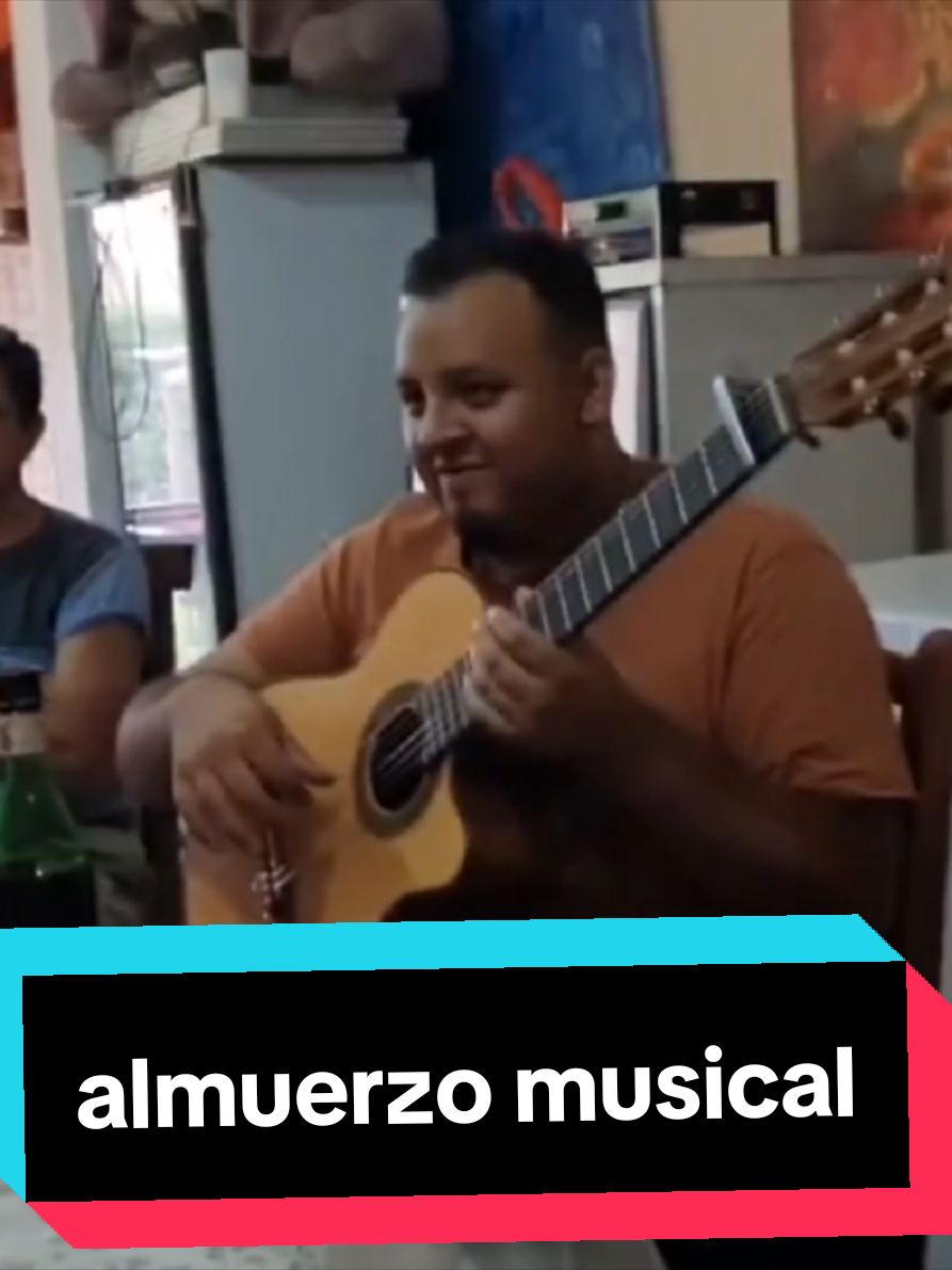 así son los almuerzos familiares😅 #guitarreada #folcklore #serenata #almuerzo #juntada #conamigos #gutarra 